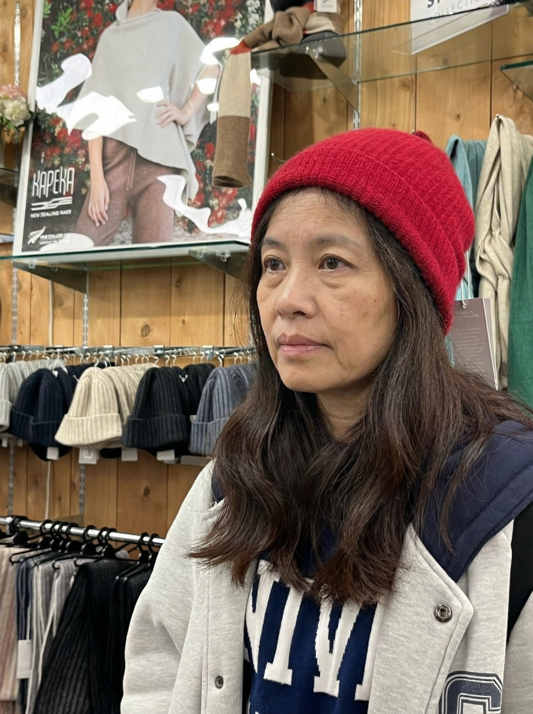 在服飾店內的女性，紅帽與冬日氛圍